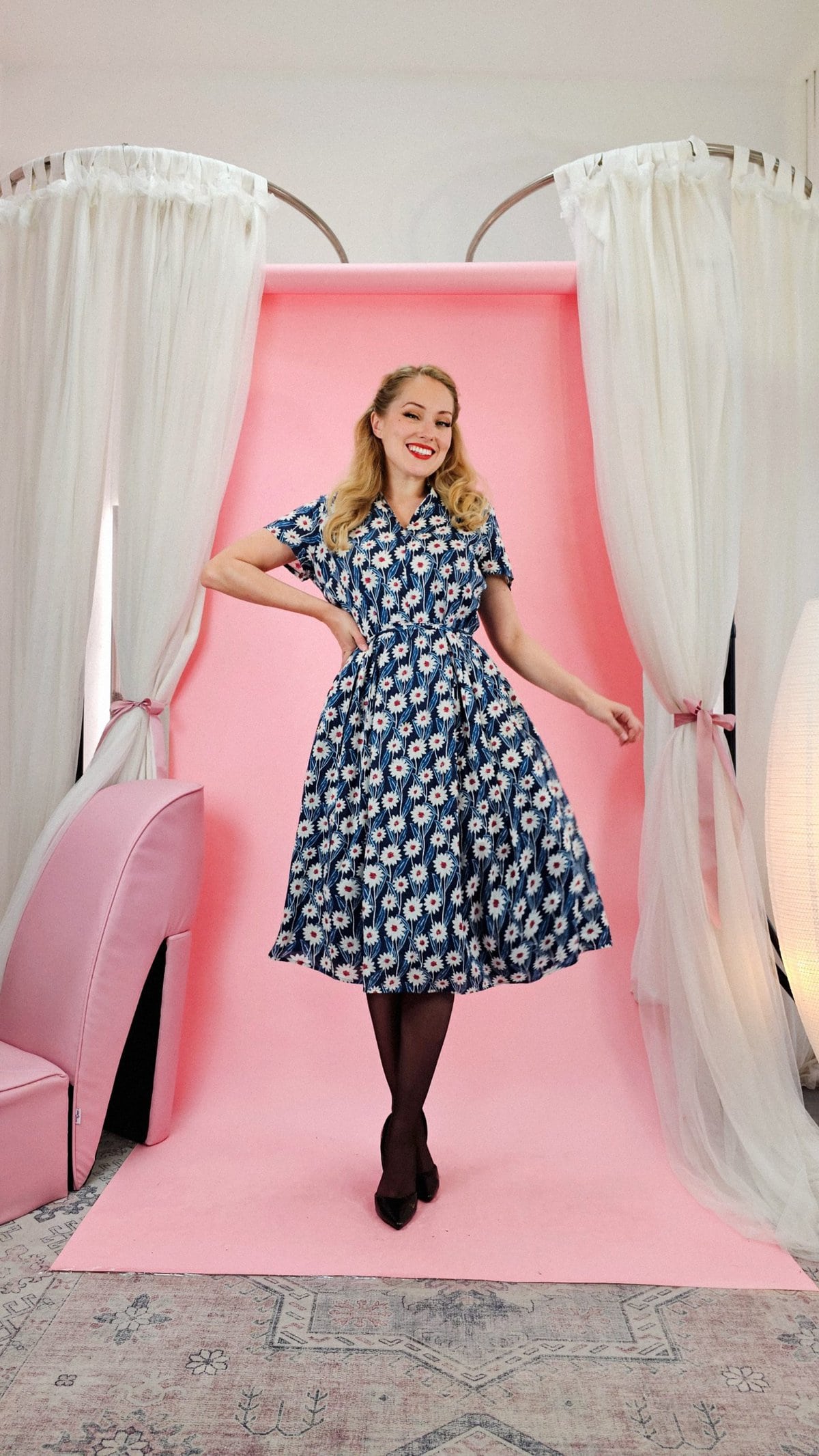 Šaty s V Výstřihem a Retro Vzorem Jemná Elegance Exkluzivně