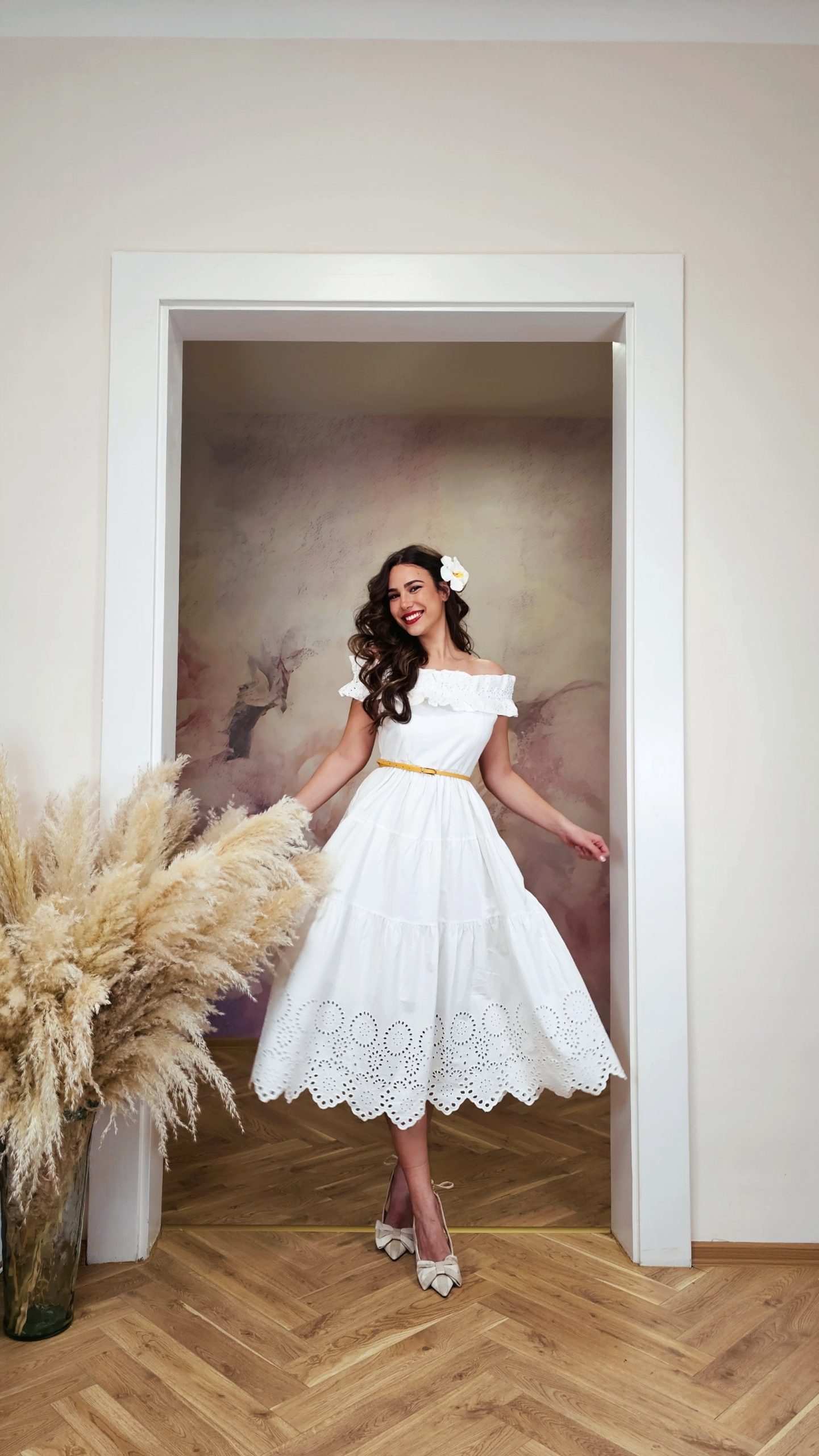 Něžné bílé bavlněné šaty off shoulder s volánovým výstřihem a madeirou 7 Něžné bílé bavlněné šaty off shoulder s volánovým výstřihem a madeirou - Obrázek 7