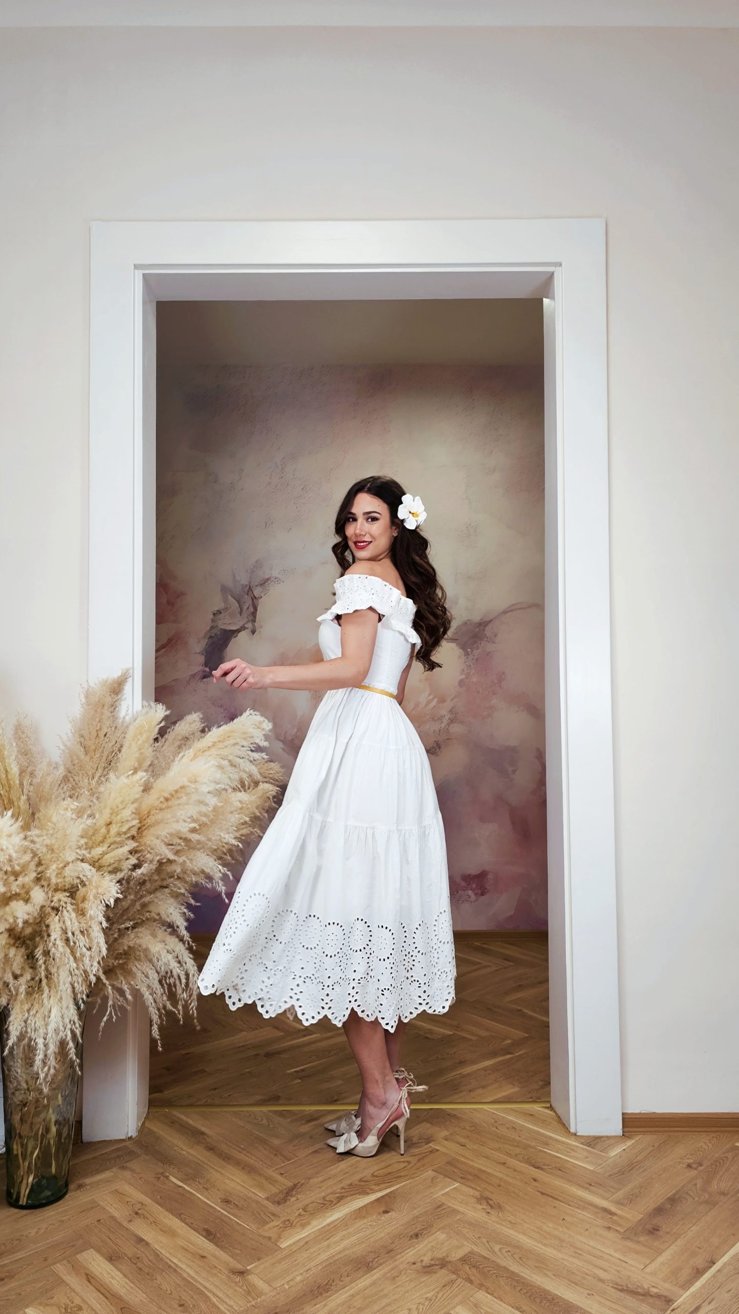 Něžné bílé bavlněné šaty off shoulder s volánovým výstřihem a madeirou 6 Něžné bílé bavlněné šaty off shoulder s volánovým výstřihem a madeirou - Obrázek 6