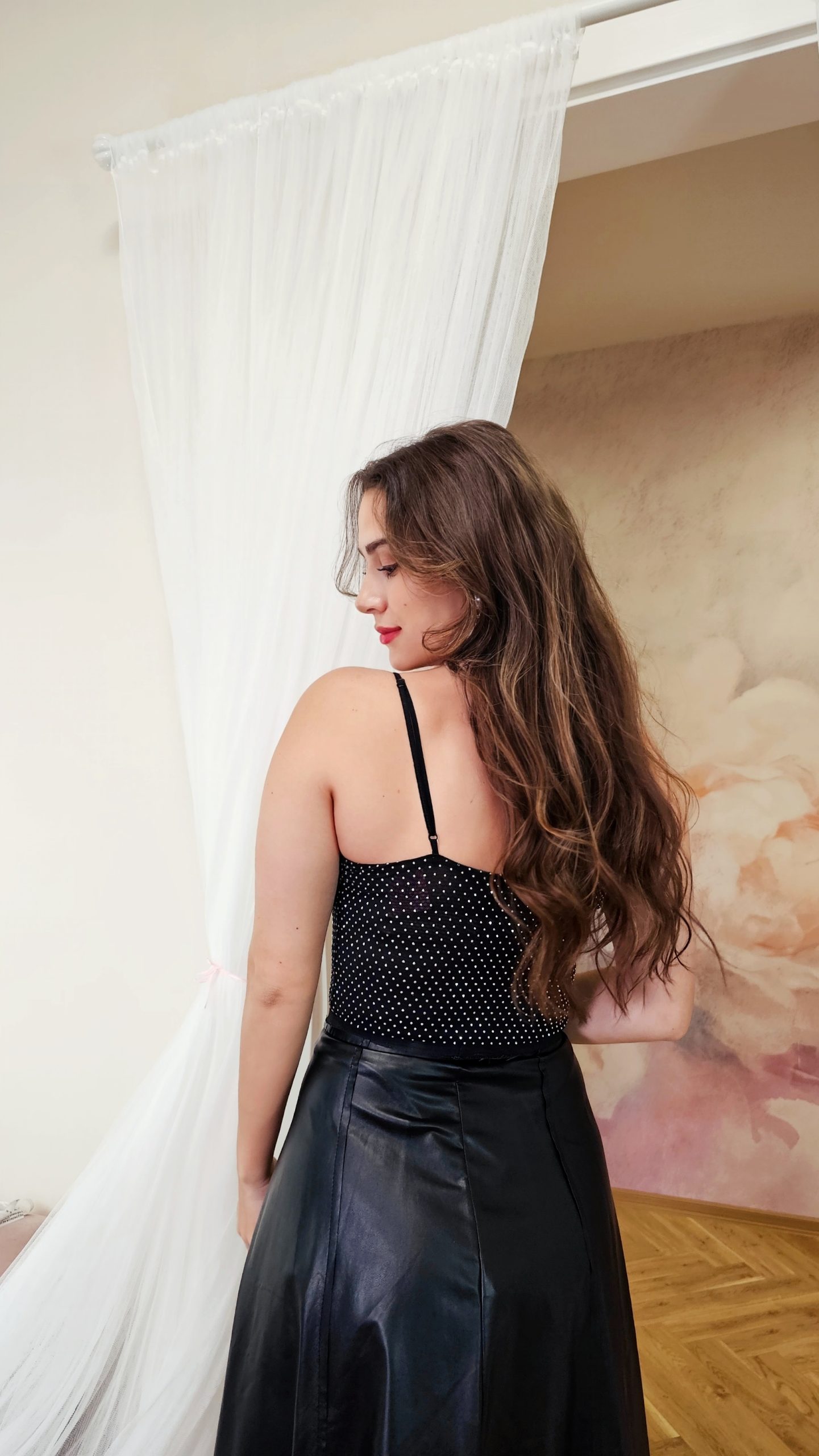 Sexy i elegantní černé body s drobnými kamínky a řasením 2 Sexy i elegantní černé body s drobnými kamínky a řasením - Obrázek 2