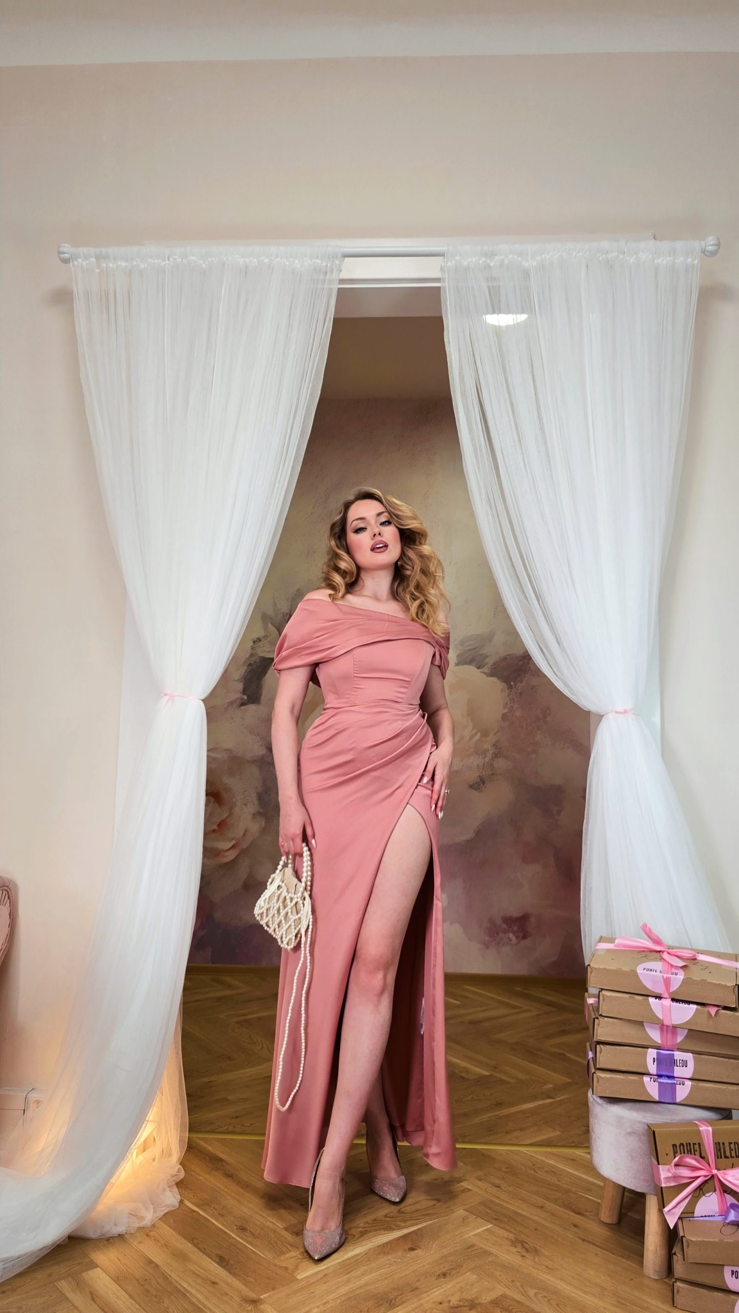 Elegantní saténové šaty v tlumené růžové s výrazným řasením a spadlými rameny 1 Elegantní saténové šaty v tlumené růžové s výrazným řasením a spadlými rameny