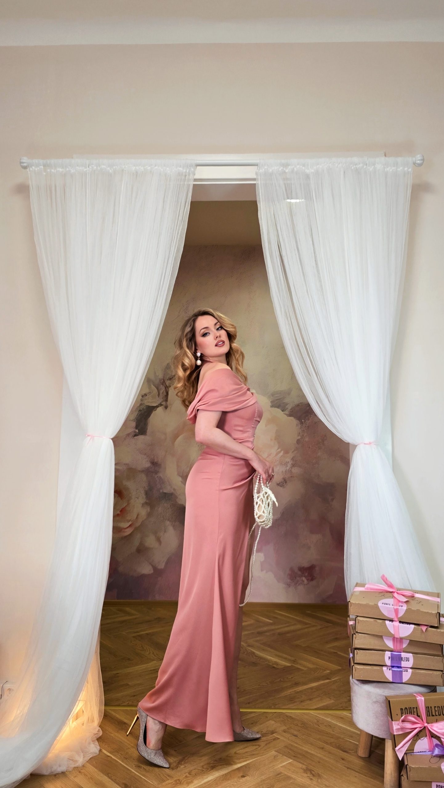 Elegantní saténové šaty v tlumené růžové s výrazným řasením a spadlými rameny 3 Elegantní saténové šaty v tlumené růžové s výrazným řasením a spadlými rameny - Obrázek 3