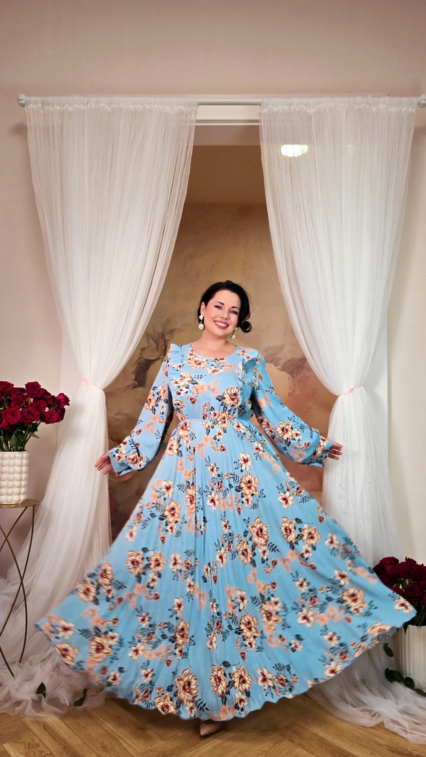 Modré maxi šaty s květinovým vzorem s dlouhými rukávy, volánky a plisovanou sukní 1 Modré maxi šaty s květinovým vzorem s dlouhými rukávy, volánky a plisovanou sukní