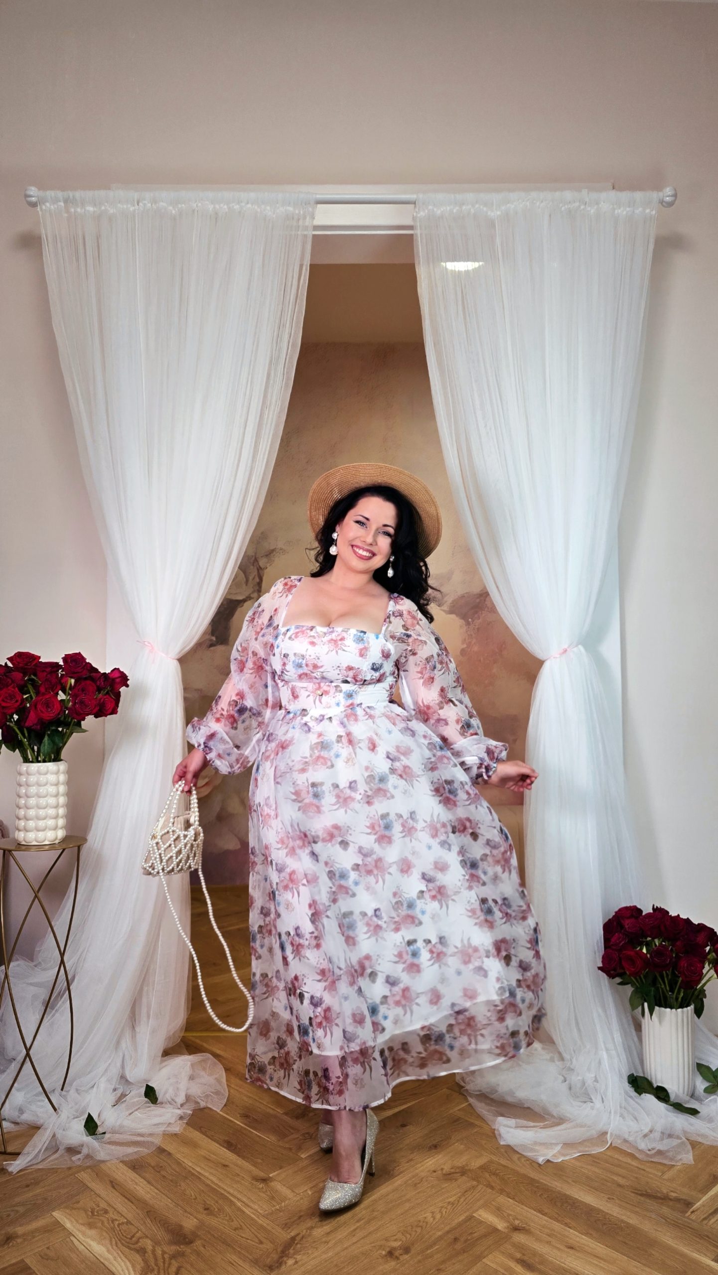 Jemné šifonové maxi šaty v pastelových tónech s ozdobnými knoflíčky, jemným květinovým vzorem 1 Jemné šifonové maxi šaty v pastelových tónech s ozdobnými knoflíčky, jemným květinovým vzorem