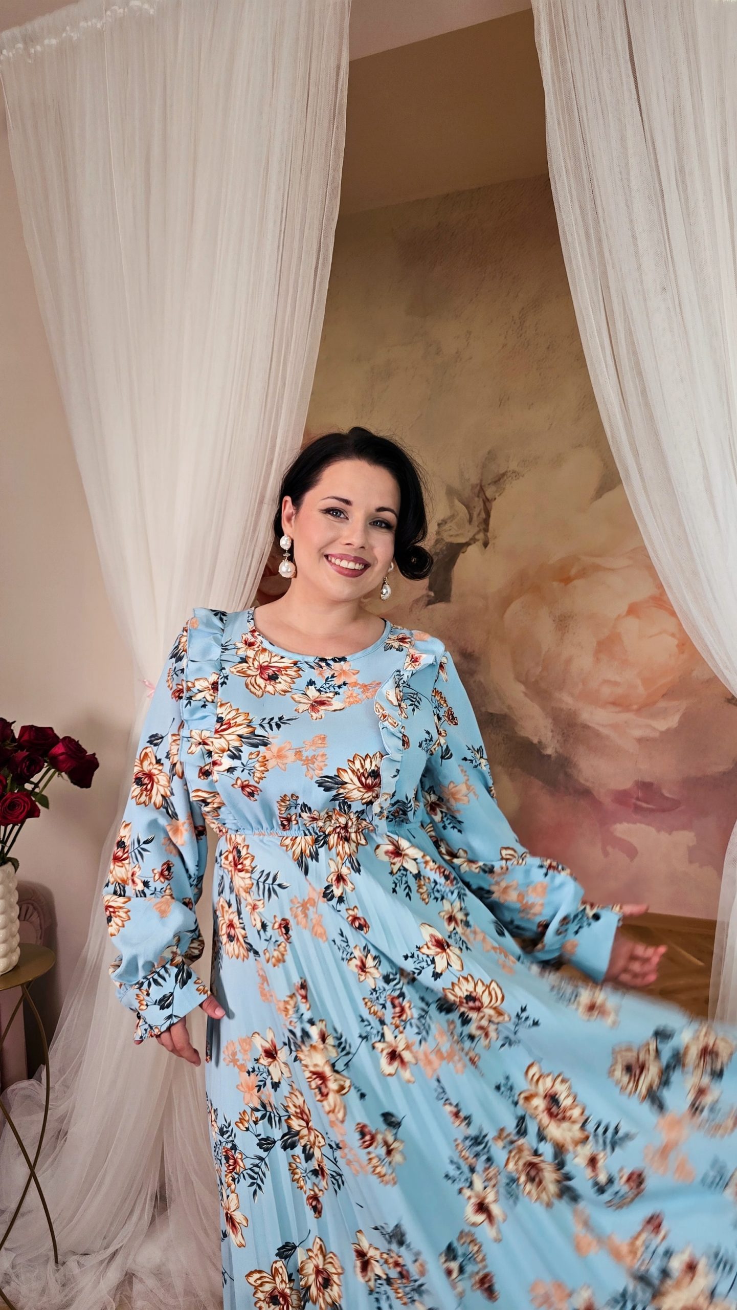 Modré maxi šaty s květinovým vzorem s dlouhými rukávy, volánky a plisovanou sukní 2 Modré maxi šaty s květinovým vzorem s dlouhými rukávy, volánky a plisovanou sukní - Obrázek 2