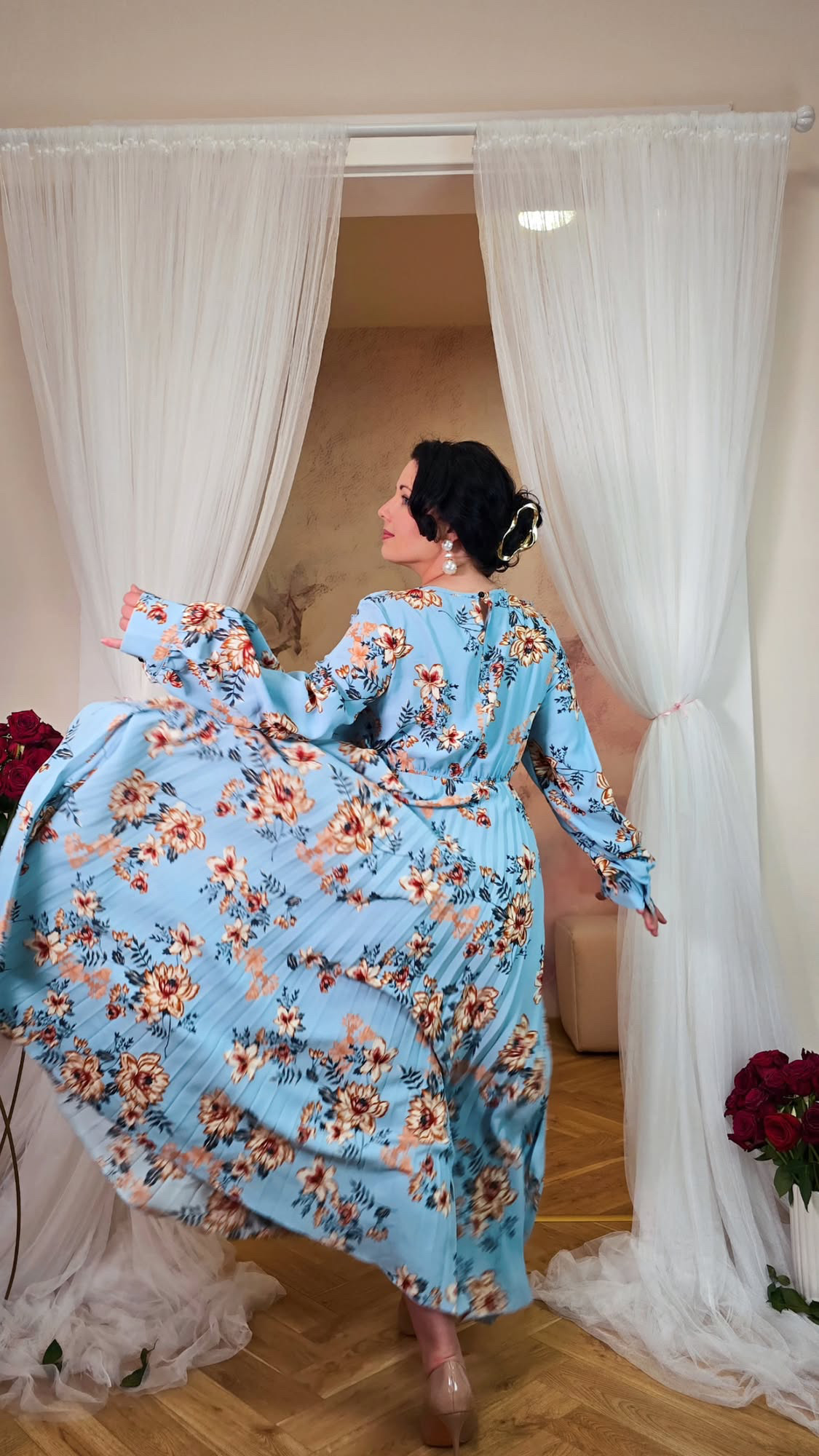 Modré maxi šaty s květinovým vzorem s dlouhými rukávy, volánky a plisovanou sukní 3 Modré maxi šaty s květinovým vzorem s dlouhými rukávy, volánky a plisovanou sukní - Obrázek 3