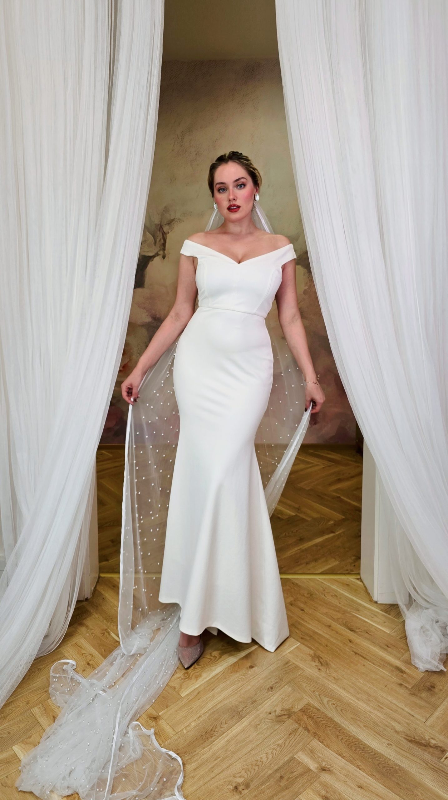 70% viskózové svatební šaty Coast v čistě bílé barvě s elegantním véčkovým výstřihem 5 70% viskózové svatební šaty Coast v čistě bílé barvě s elegantním véčkovým výstřihem - Obrázek 5