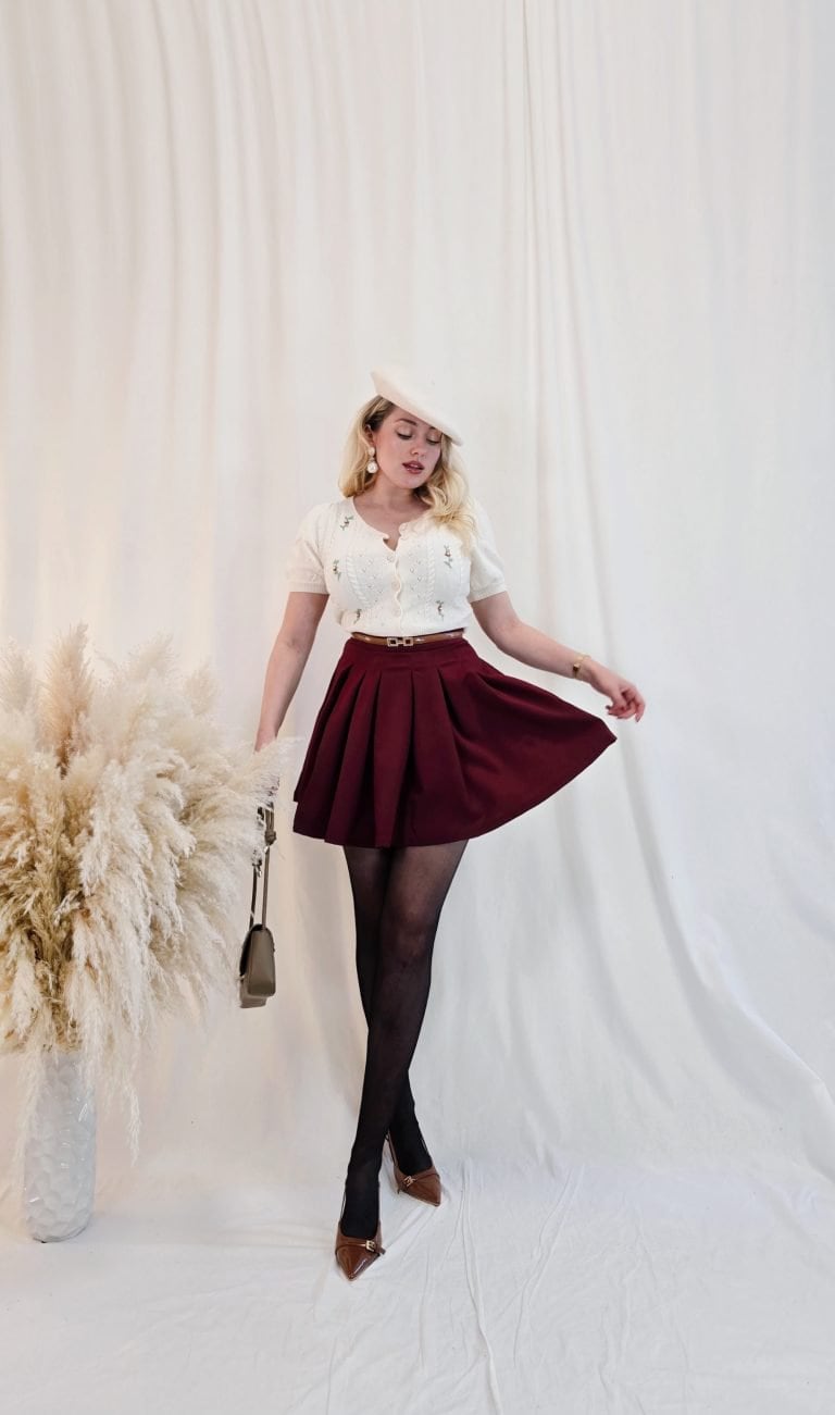 Skládaná sukně v sytě vínové barvě s elegantním pasem