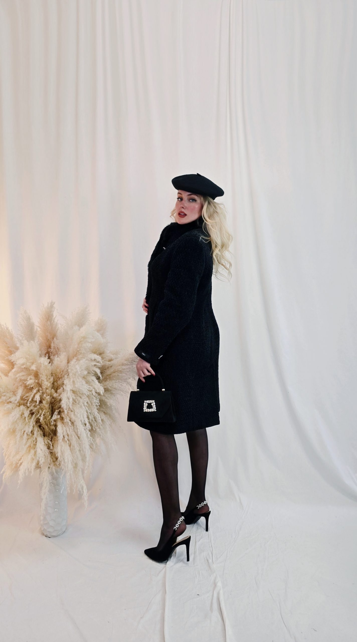 Elegantní černý kabát z hrubšího tkaného materiálu s jemným leskem, doplněný pravým králičím kožešinovým lemem podél zapínání 3 Elegantní černý kabát z hrubšího tkaného materiálu s jemným leskem, doplněný pravým králičím kožešinovým lemem podél zapínání - Obrázek 3