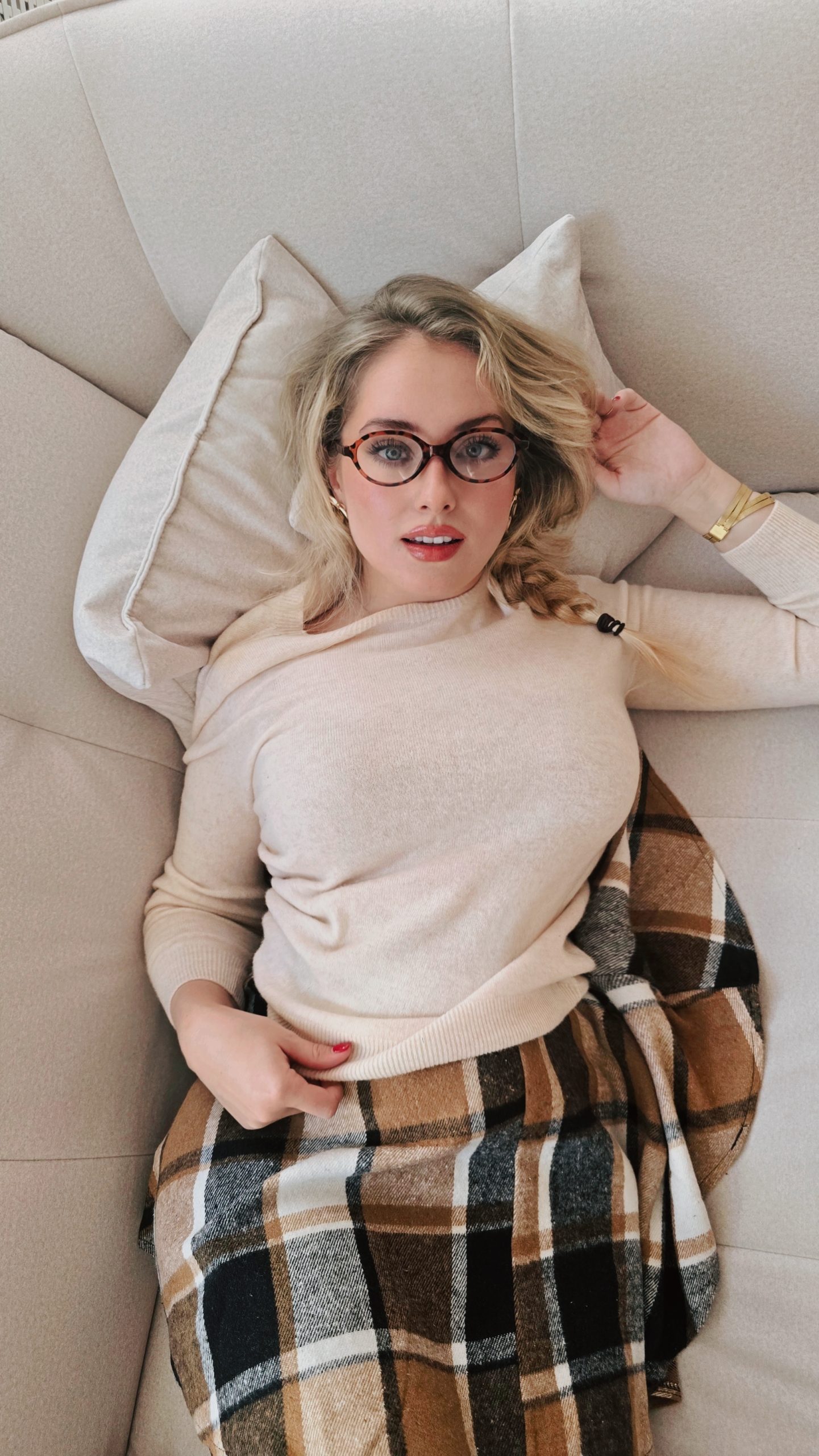 100% merino vlněný hebký béžový svetr s minimalistickým střihem 3 100% merino vlněný hebký béžový svetr s minimalistickým střihem - Obrázek 3