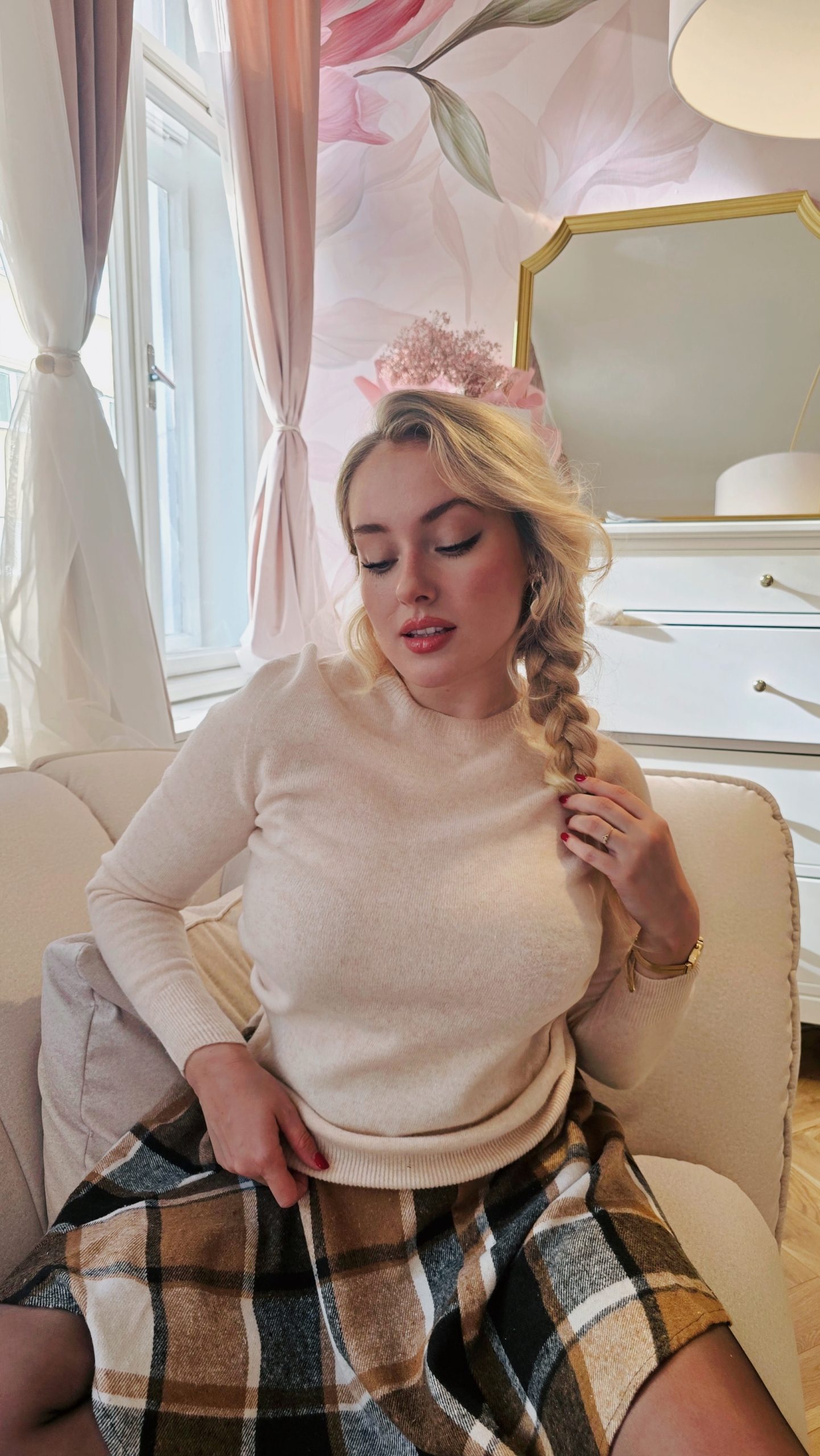 100% merino vlněný hebký béžový svetr s minimalistickým střihem 2 100% merino vlněný hebký béžový svetr s minimalistickým střihem - Obrázek 2