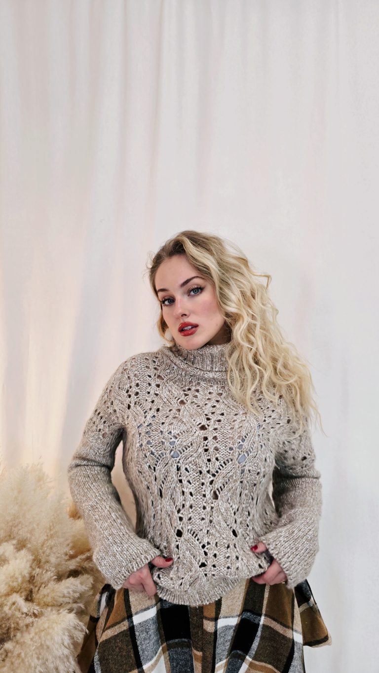 Béžový vlněný svetr s ručně pleteným vzhledem