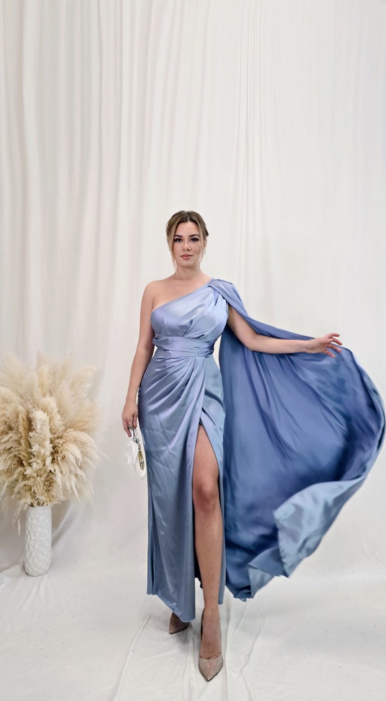 Šaty v jemné ledově modré barvě