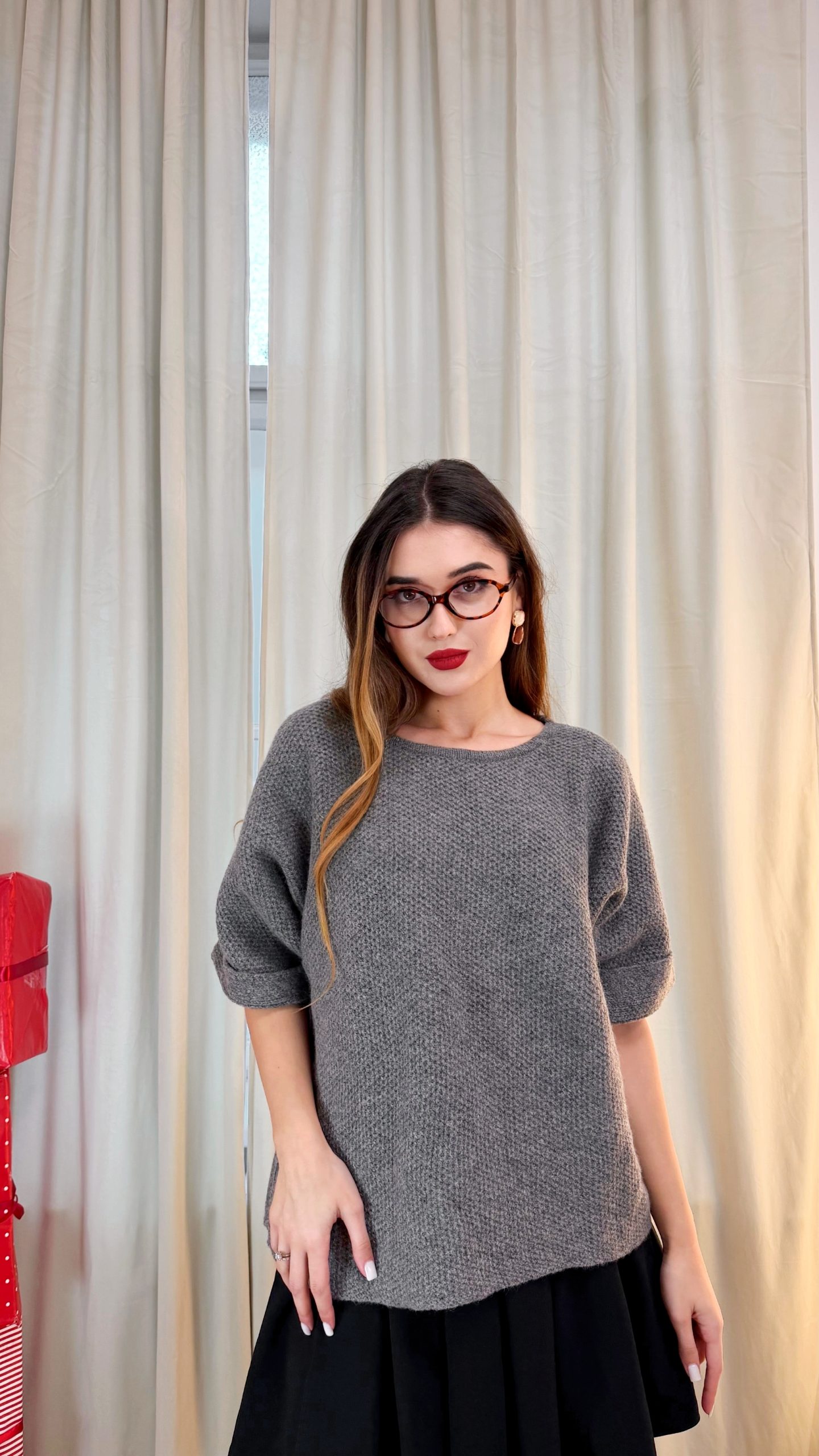 100% vlněný, šedý pletený top s krátkým rukávem a strukturovaným úpletem 1 100% vlněný, šedý pletený top s krátkým rukávem a strukturovaným úpletem