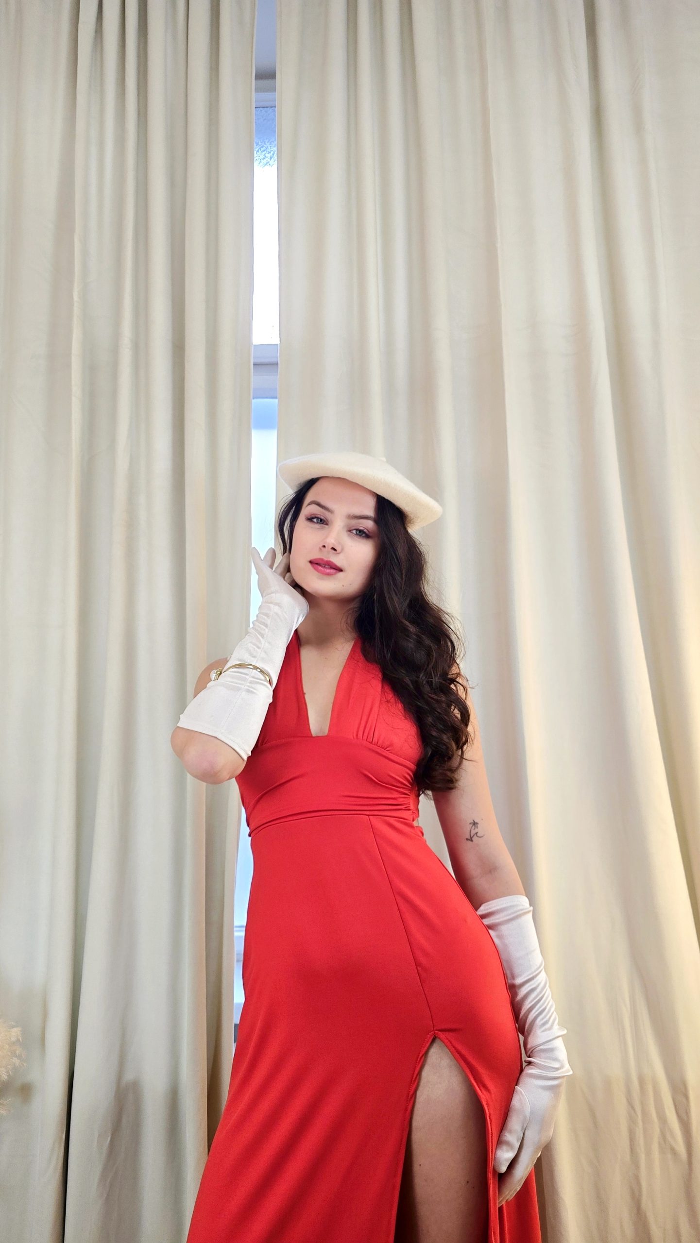 Červené elegantní midi šaty s hlubším výstřihem do V, zavazováním za krkem, vysokým rozparkem a odhalenými zády 2 Červené elegantní midi šaty s hlubším výstřihem do V, zavazováním za krkem, vysokým rozparkem a odhalenými zády - Obrázek 2
