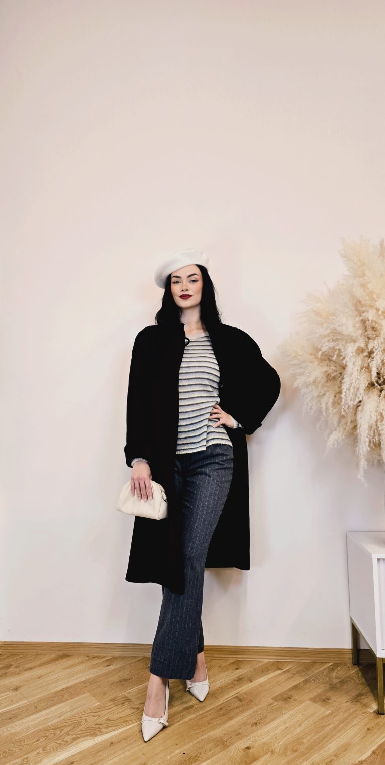 65% viskózový, 35% vlněný, elegantní černý kabát s jemným kožíškem u límce, který dodává modelu sofistikovaný a nadčasový vzhled