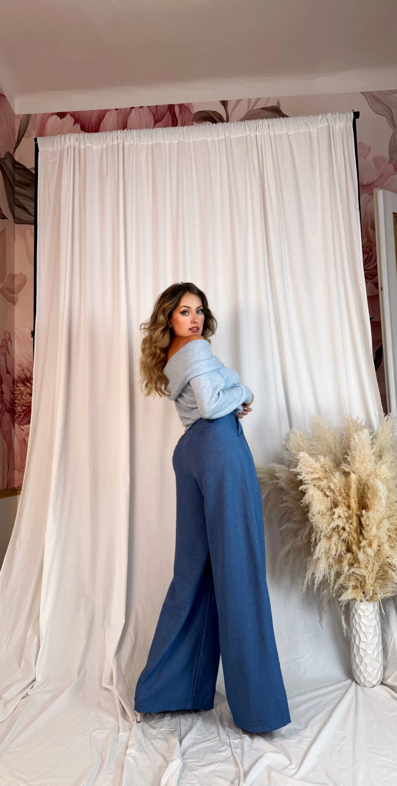 Elegantní modré bavlněné kalhoty s vysokým pasem, kapsami po stranách, zapínán na zip a širokými nohavicemi 2 Elegantní modré bavlněné kalhoty s vysokým pasem, kapsami po stranách, zapínán na zip a širokými nohavicemi - Obrázek 2