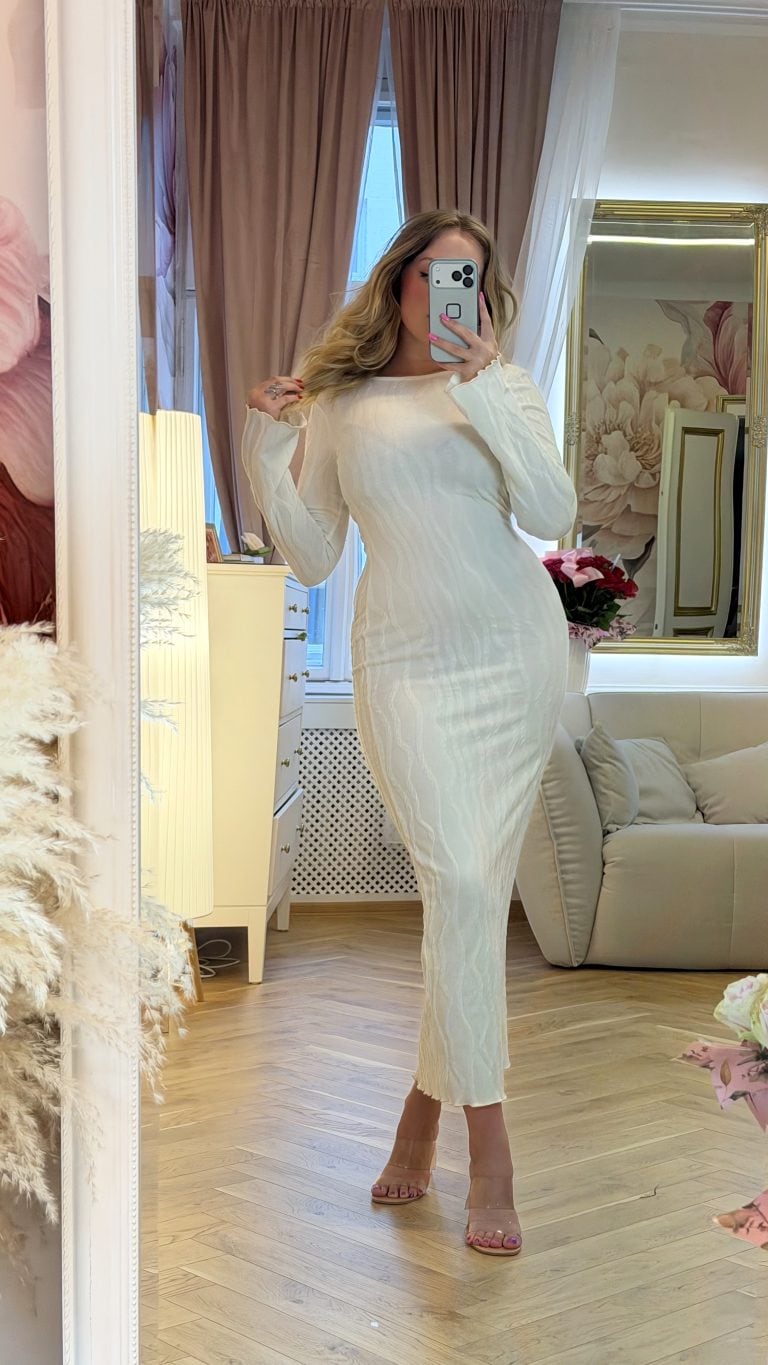 Dlouhé bílé šaty s minimalistickým, elegantním střihem