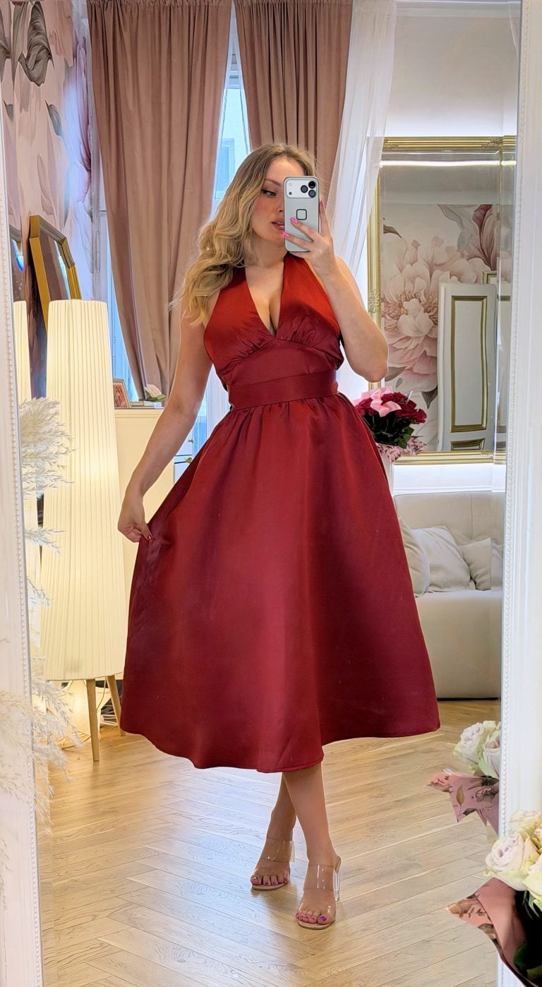Elegantní červené šaty s hlubokým výstřihem