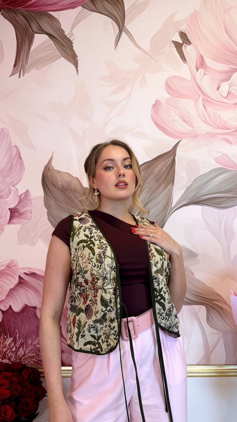 Krátká gobelínová vesta s botanickým motivem