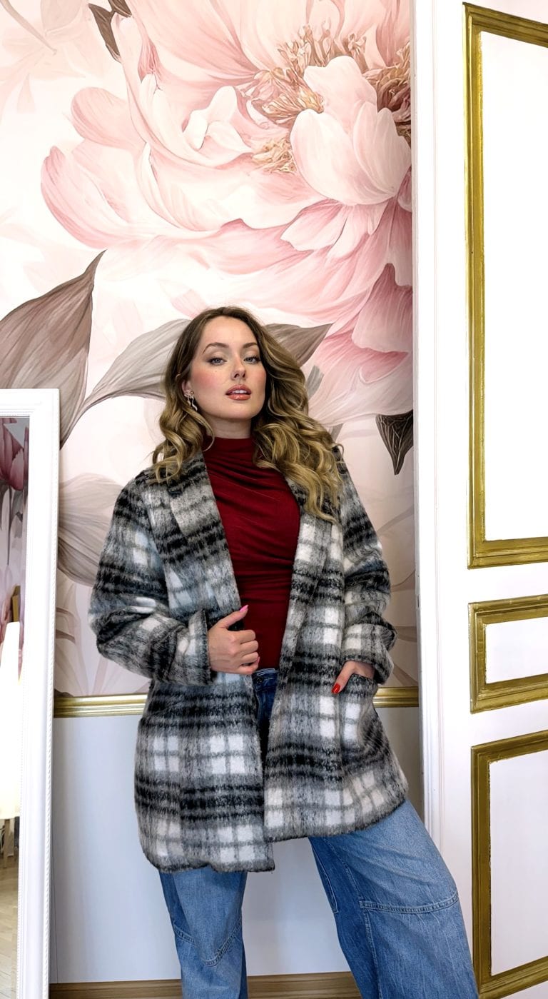 Károvaný kabátek v černo-bílé kombinaci