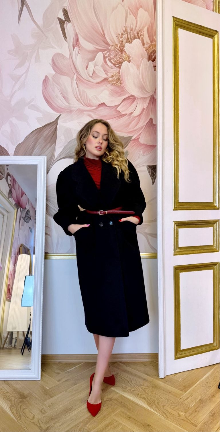 Vintage dlouhý černý kabát s výraznou klopou a vycpávkami v ramenou