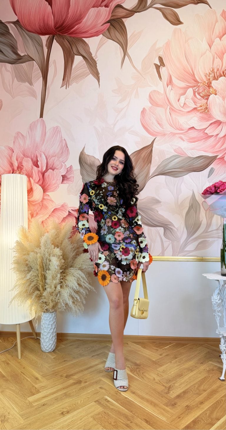 Výrazné černé šaty s bohatou květinovou výšivkou