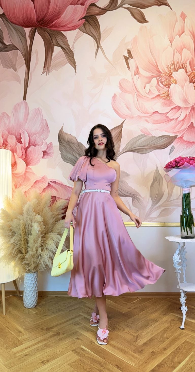 Elegantní saténové, pudrové šaty na jedno rameno v jemné starorůžové barvě