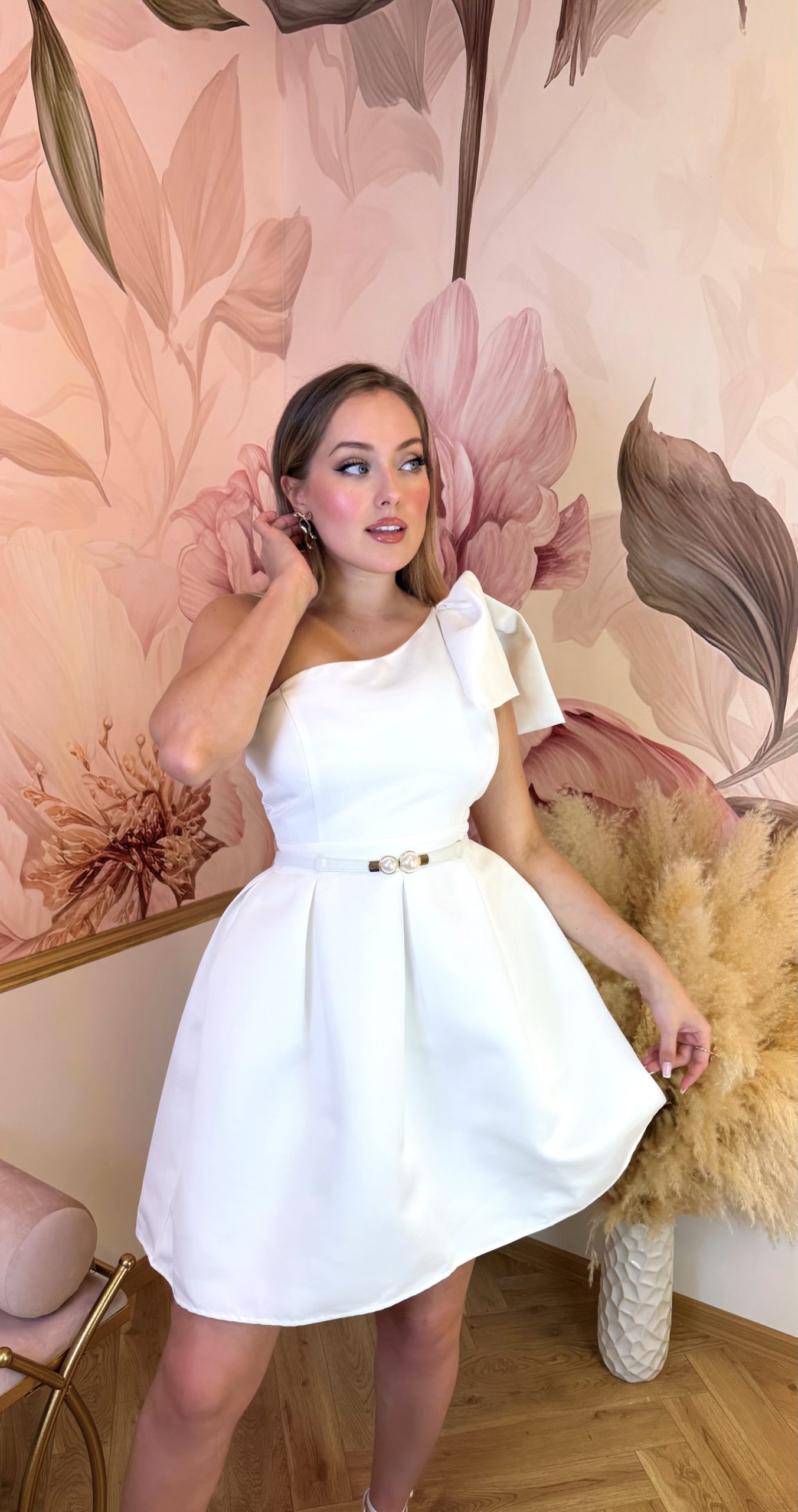 Roztomilé mini svatební bílé šaty bez ramínek s korzetovým živůtkem a velkou mašlí na zádech 3 Roztomilé mini svatební bílé šaty bez ramínek s korzetovým živůtkem a velkou mašlí na zádech - Obrázek 3