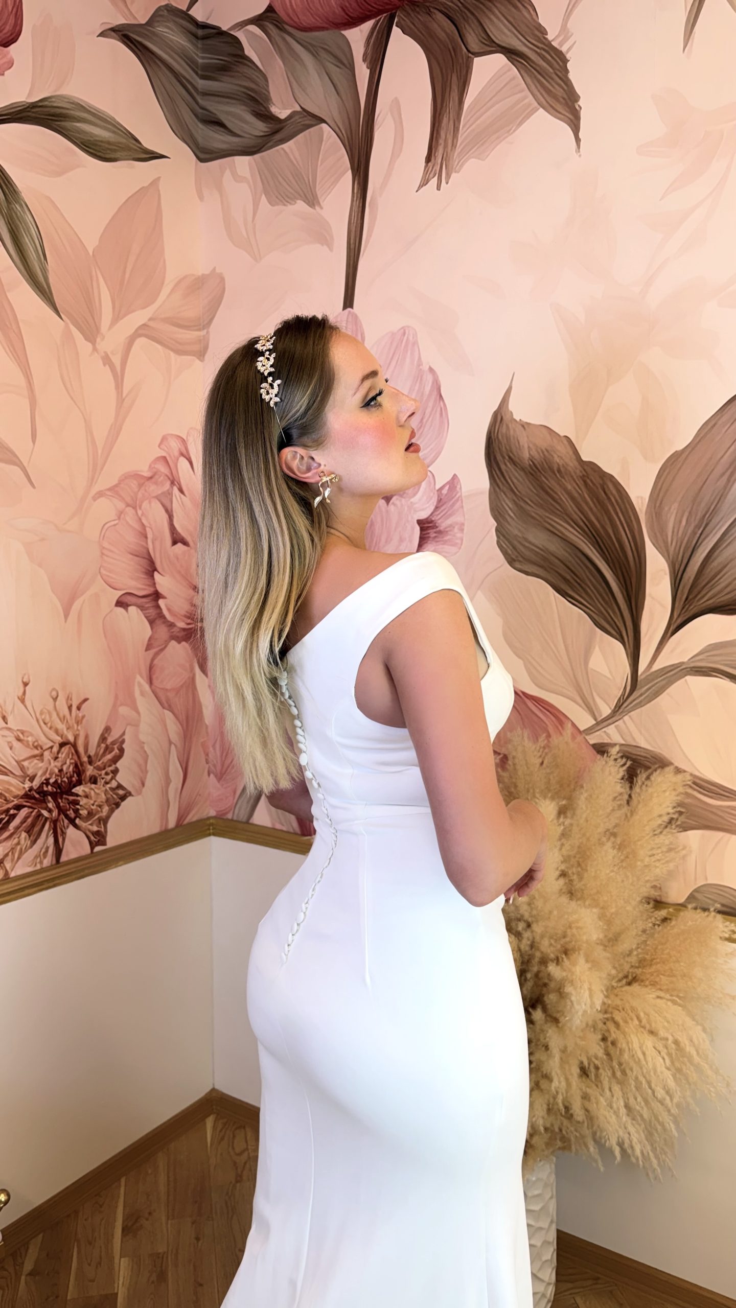 70% viskózové svatební šaty Coast v čistě bílé barvě s elegantním véčkovým výstřihem 3 70% viskózové svatební šaty Coast v čistě bílé barvě s elegantním véčkovým výstřihem - Obrázek 3