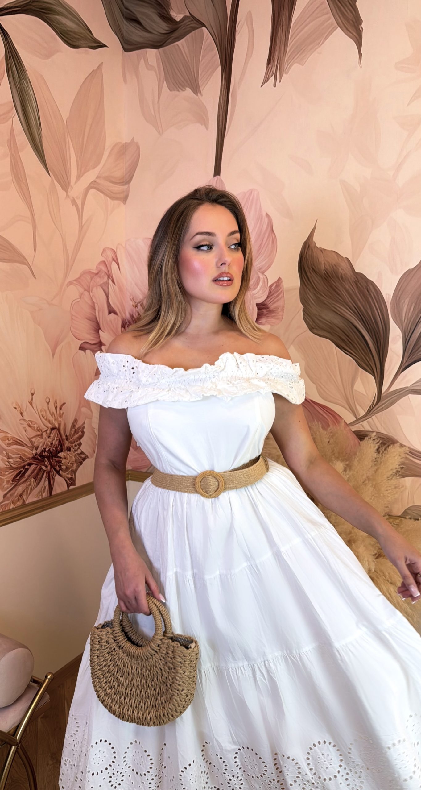 Něžné bílé bavlněné šaty off shoulder s volánovým výstřihem a madeirou 3 Něžné bílé bavlněné šaty off shoulder s volánovým výstřihem a madeirou - Obrázek 3