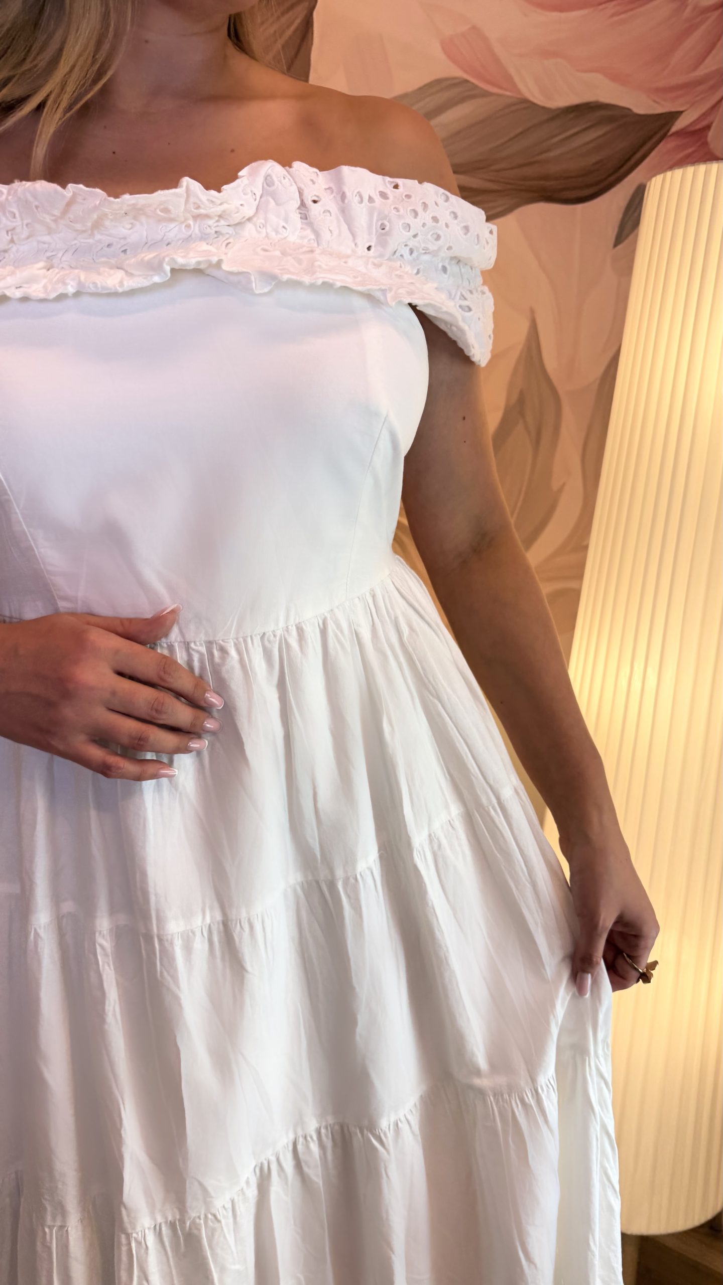 Něžné bílé bavlněné šaty off shoulder s volánovým výstřihem a madeirou 4 Něžné bílé bavlněné šaty off shoulder s volánovým výstřihem a madeirou - Obrázek 4