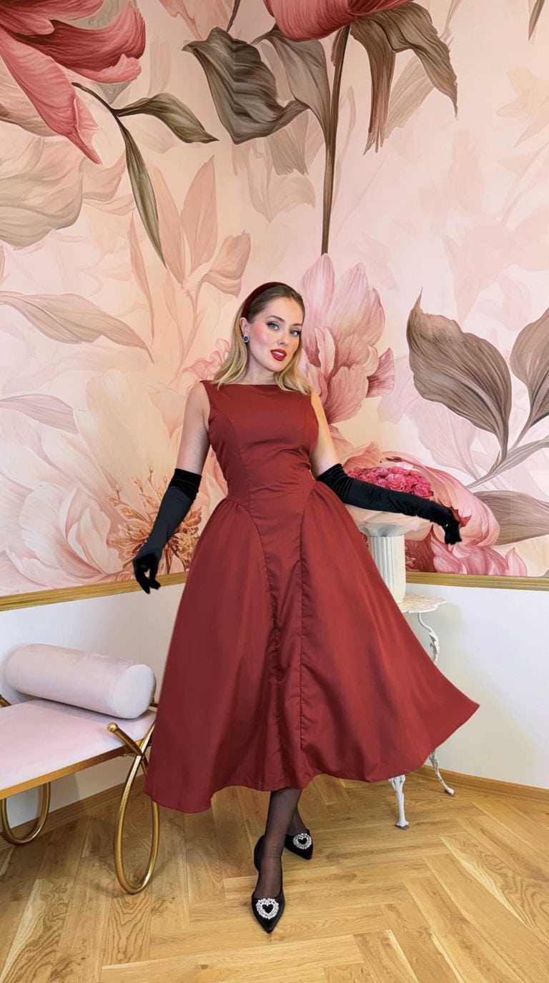 Elegantní vínové šaty s jemným leskem a krásně tvarovaným živůtkem