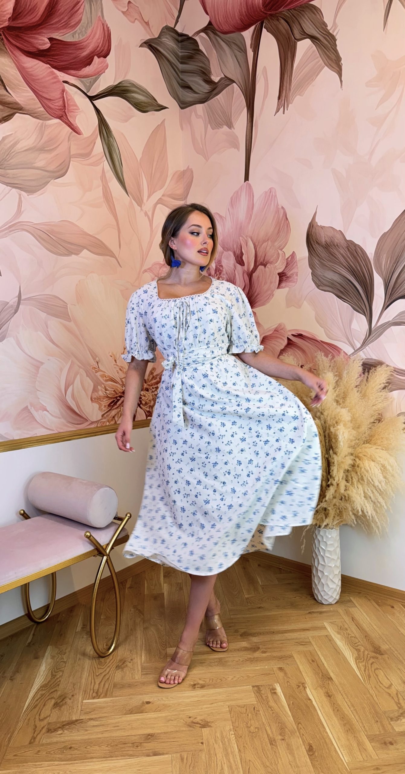 Lehké květované šaty s jemným modrým vzorem, nařaseným výstřihem s mašličkou a páskem 1 Lehké květované šaty s jemným modrým vzorem, nařaseným výstřihem s mašličkou a páskem