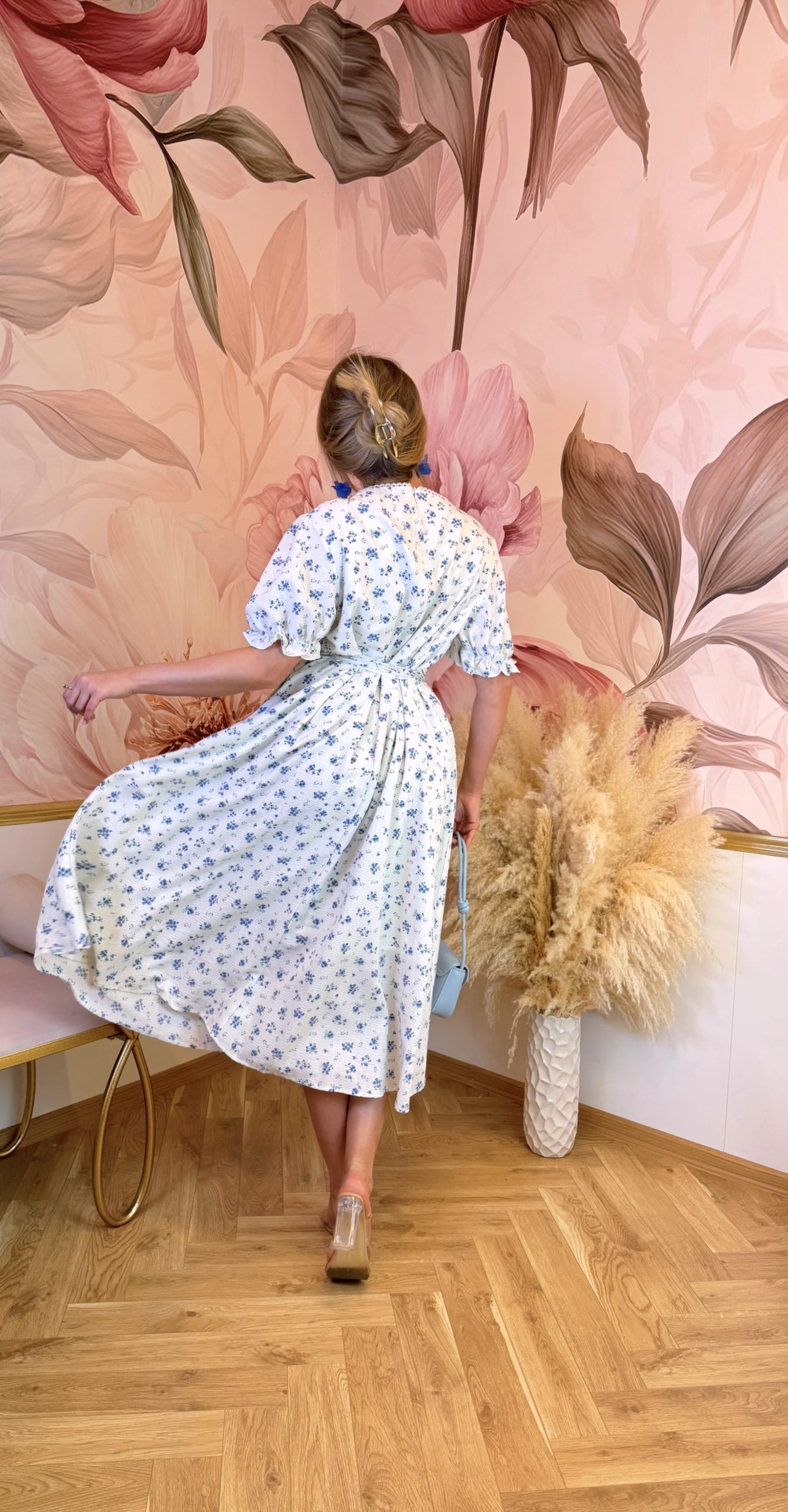 Lehké květované šaty s jemným modrým vzorem, nařaseným výstřihem s mašličkou a páskem 4 Lehké květované šaty s jemným modrým vzorem, nařaseným výstřihem s mašličkou a páskem - Obrázek 4