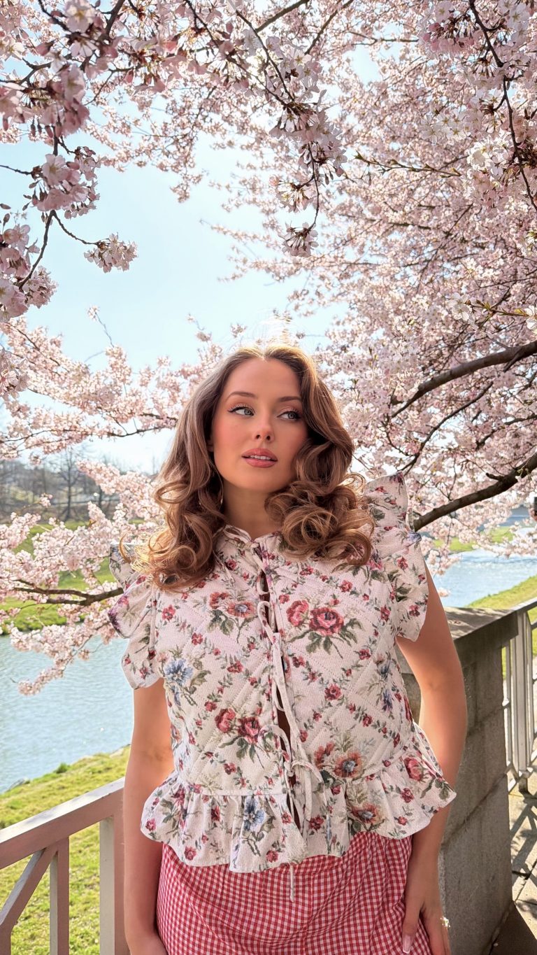 Domů 10 Krátká prošívaná vesta s květinovým vzorem