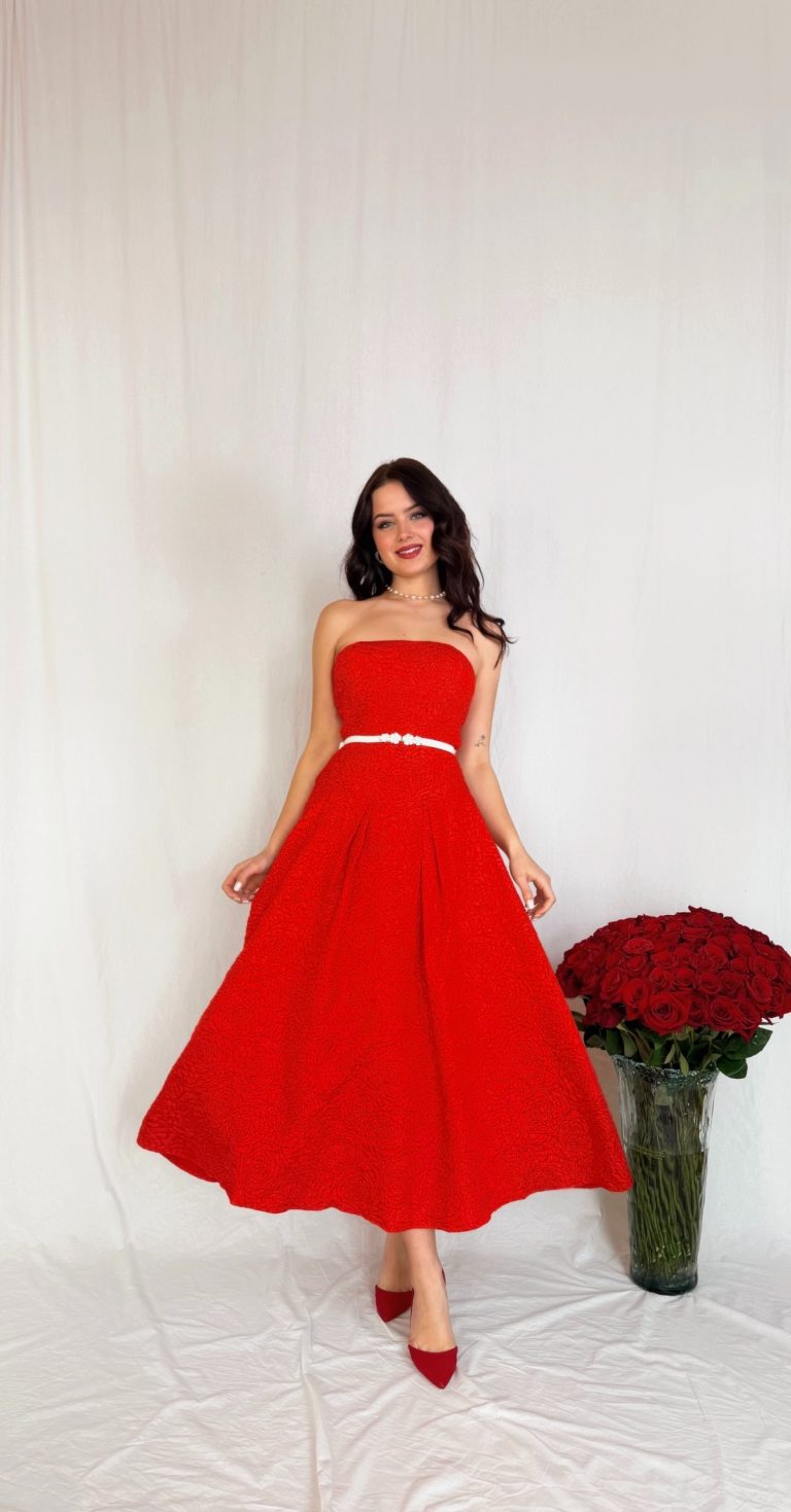 Červené šaty s plastickým vzorem a áčkovou sukní