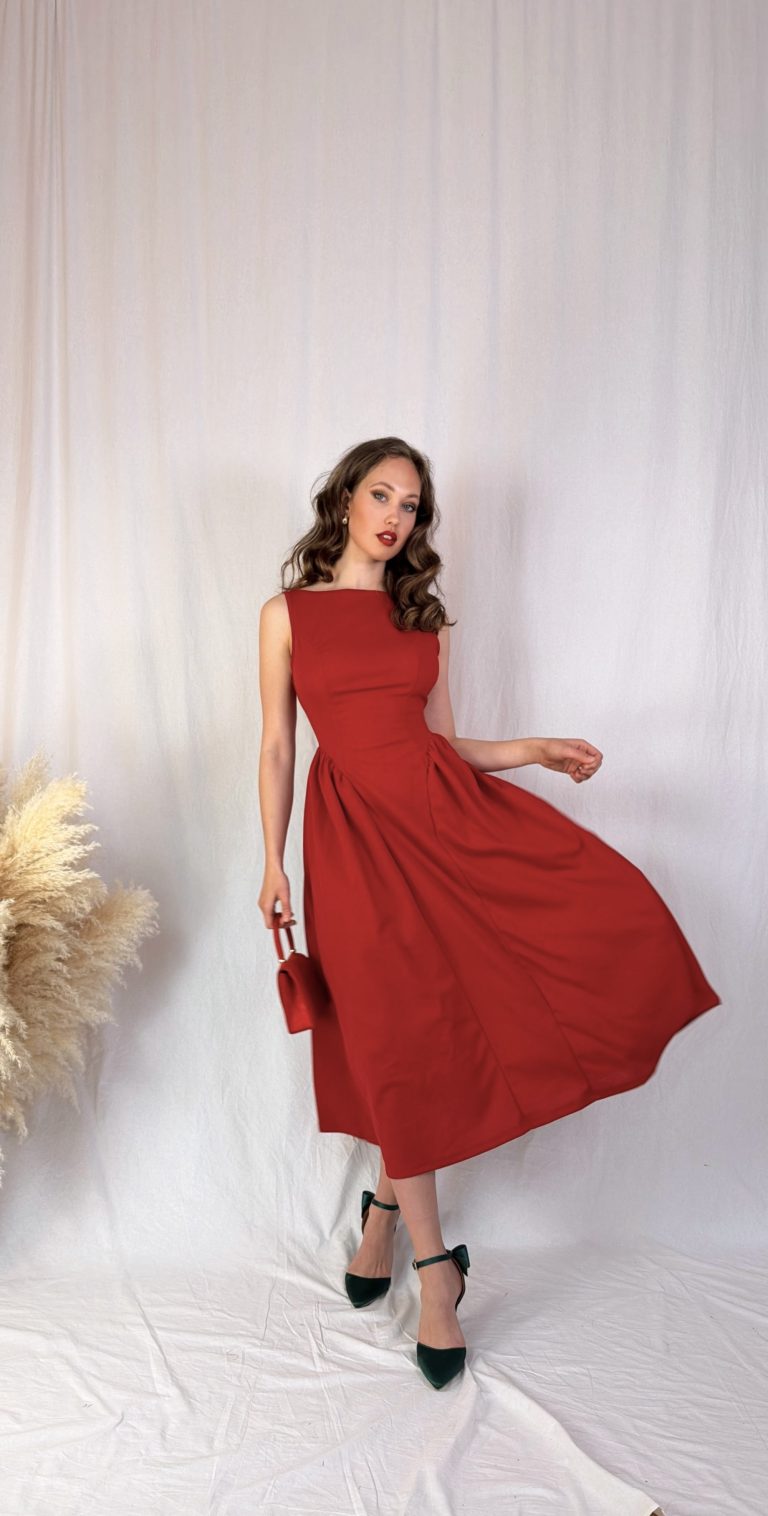 Červené šaty na ramínka s jemně řaseným pasem a odhalenými zády