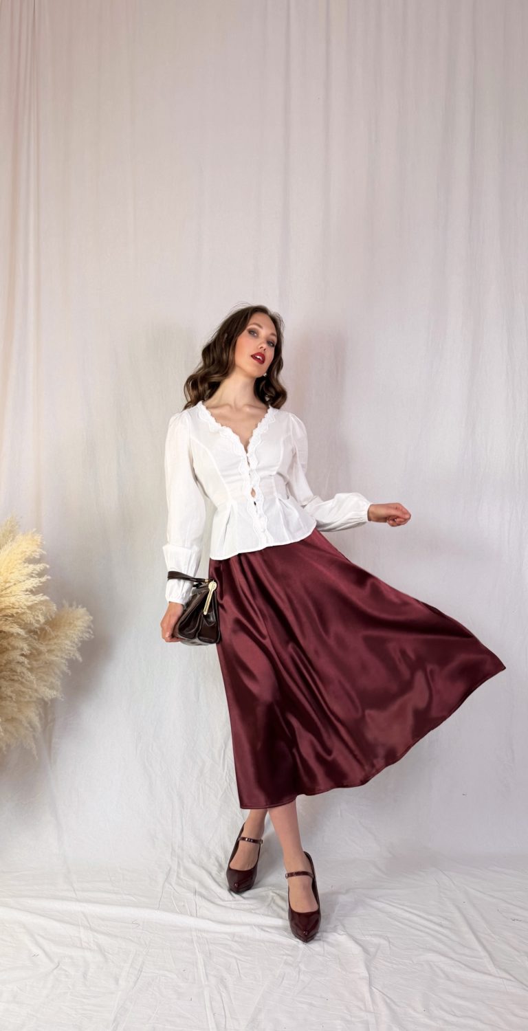 Vínová saténová midi sukně s vysokým pasem a páskem