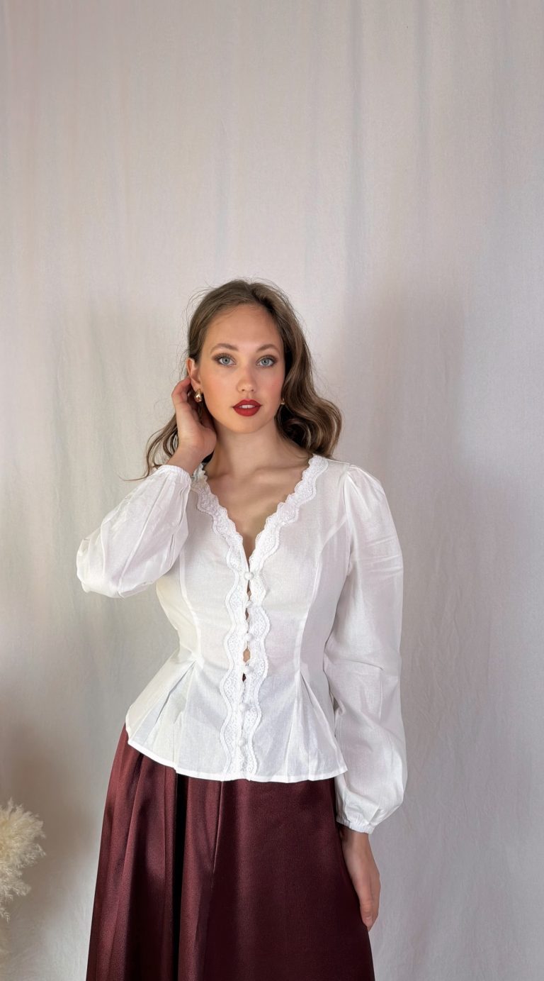 Bílá halenka s krajkovými detaily, knoflíčky a jemně nabíranými rukávy