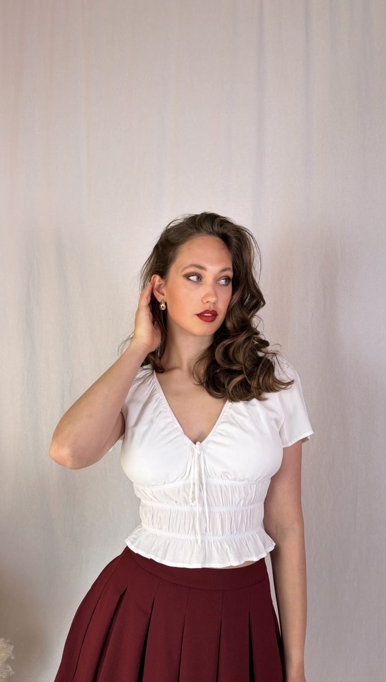 Kratší bavlněný krémově bílý romantický top s řasením a volánky