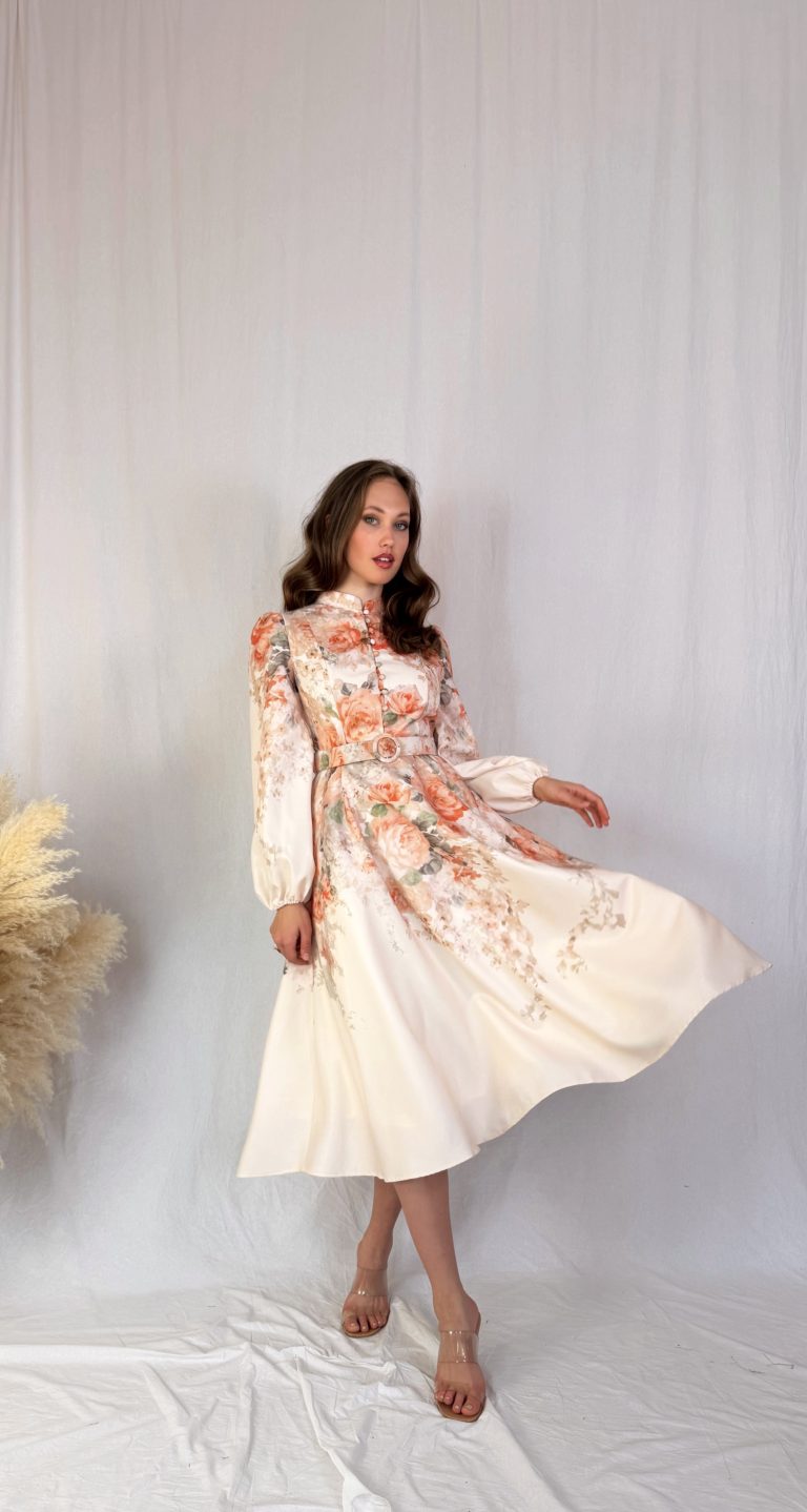 Květované šaty v jemných pastelových tónech v elegantním a romantickém stylu