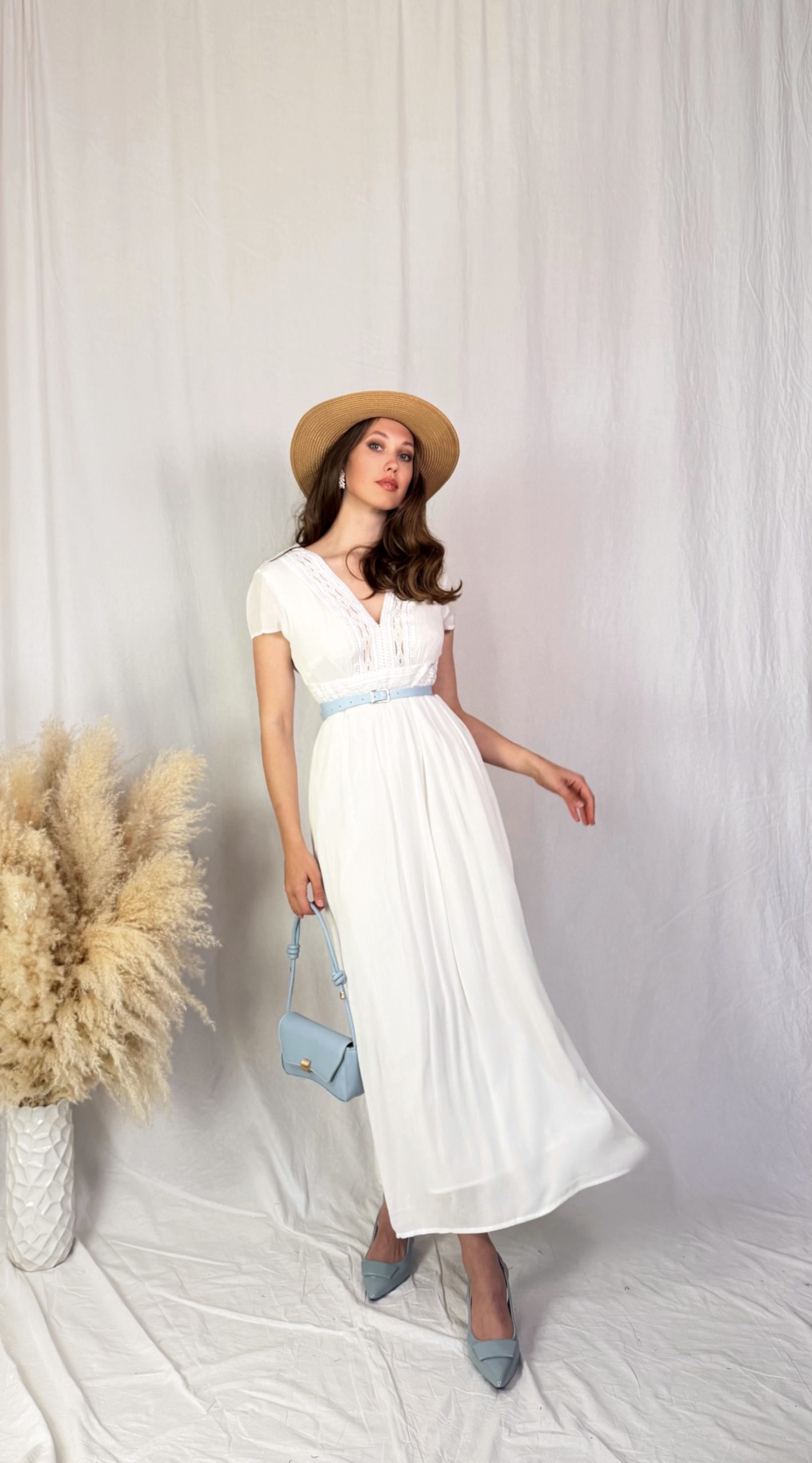 Bílé 100% viskózové šaty s krajkovými detaily 1 Bílé 100% viskózové šaty s krajkovými detaily