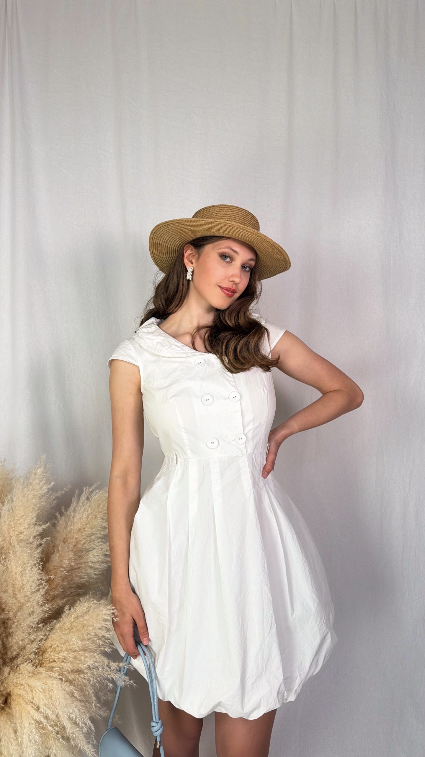 Bavlněné bílé šaty ve vintage stylu s výrazným límcem 4 Bavlněné bílé šaty ve vintage stylu s výrazným límcem - Obrázek 4