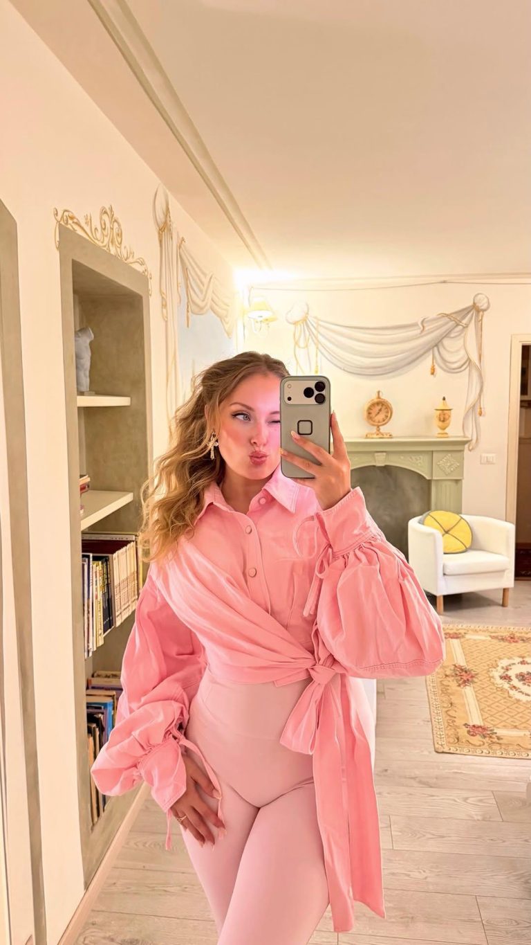 Domů 18 Denimová růžová bundička